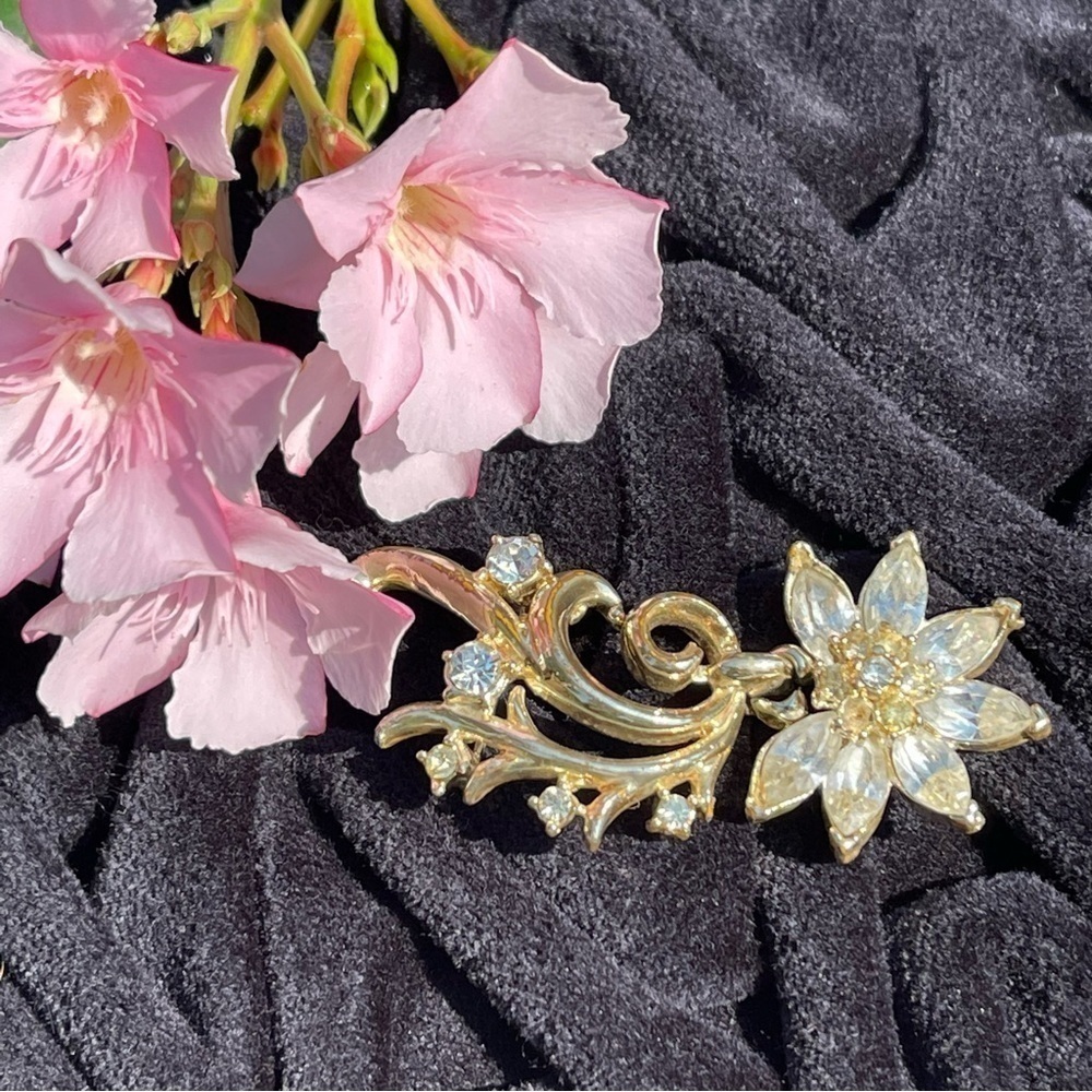 Vintage signature coro goldTone/Clear rhinestone floral dangle brooch pin
